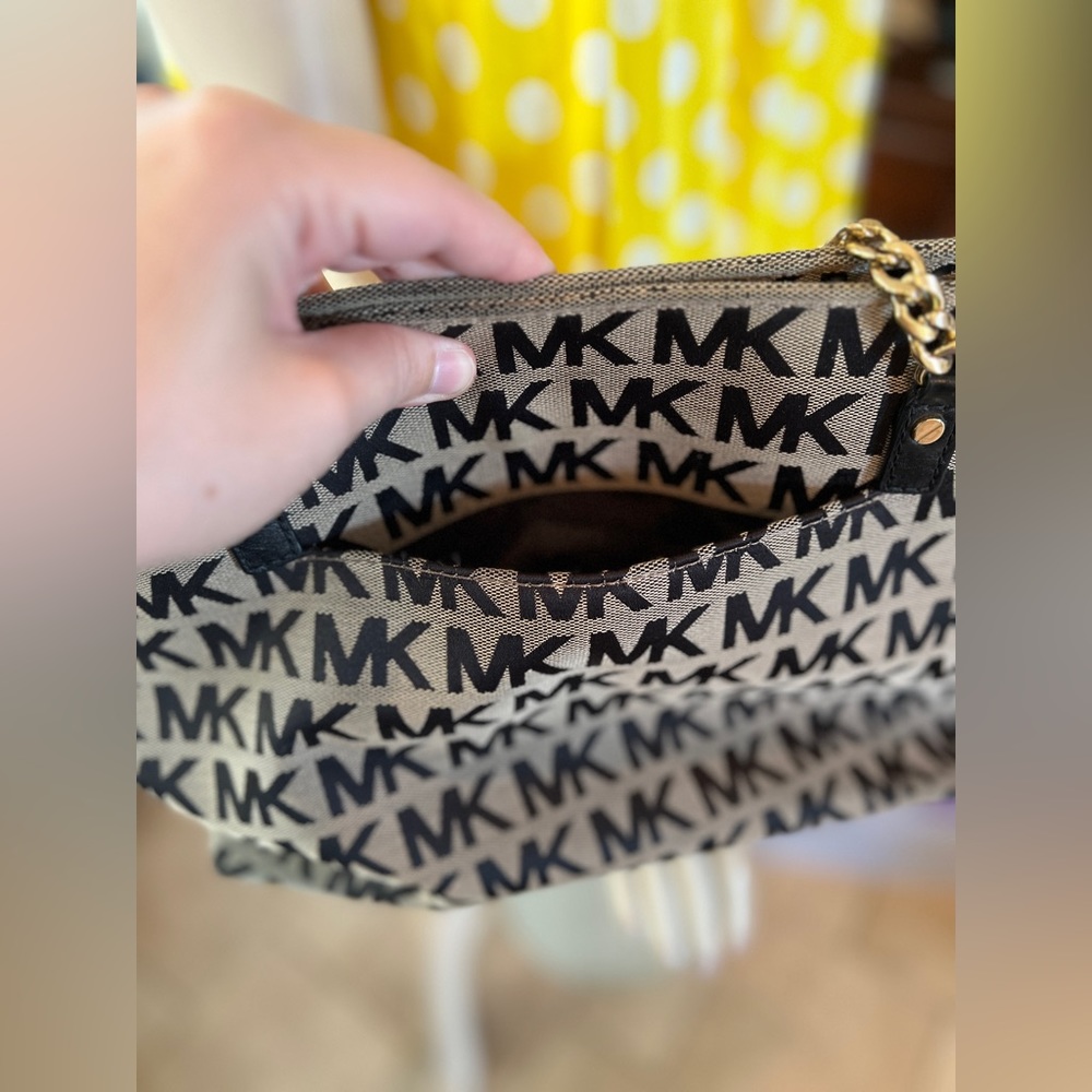 Michael Kors Jet Set Signature Tote - Picture 7 of 13
